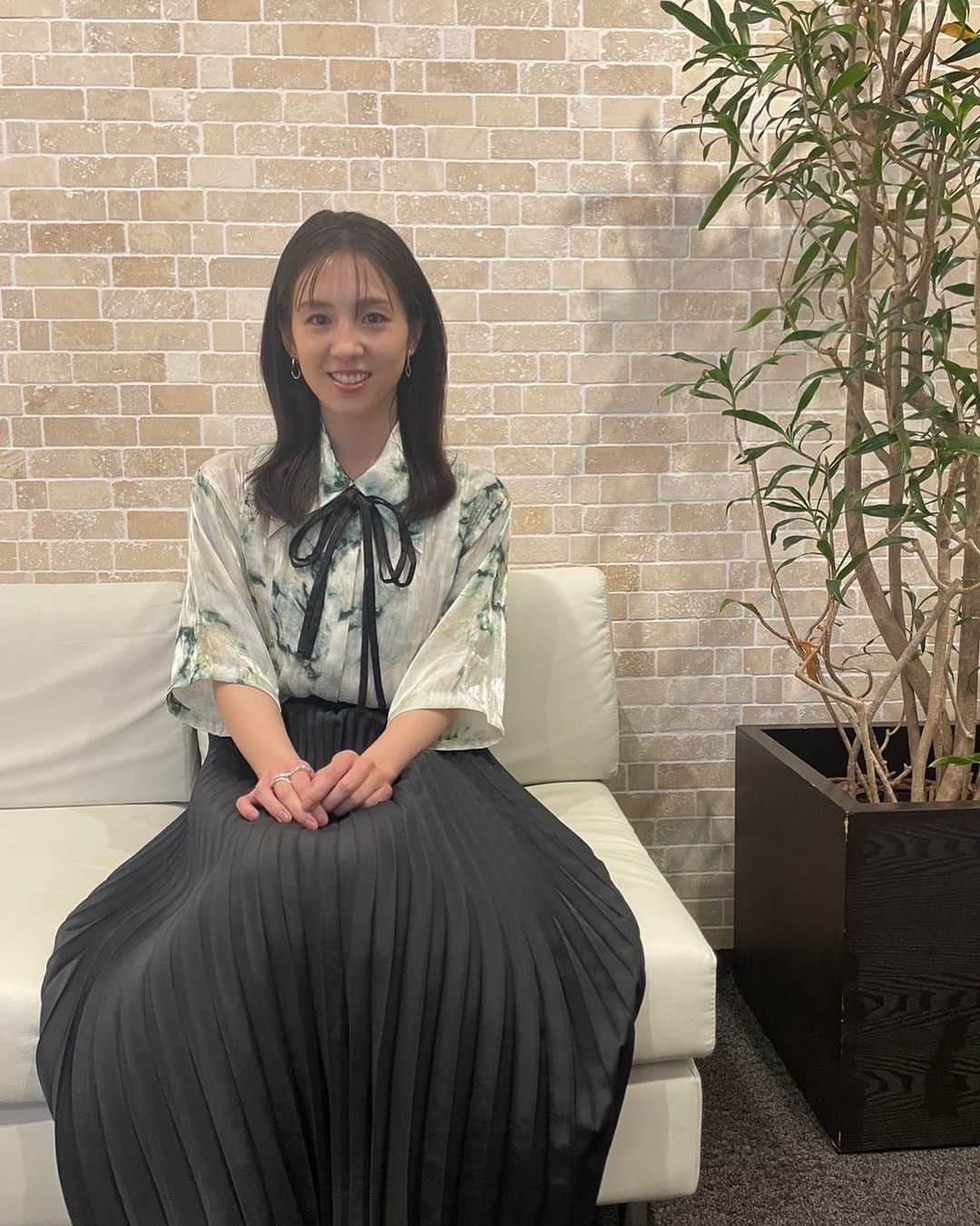 桜庭ななみのインスタグラム：「今日は雨も降ってとても寒い一日でしたね。 そんな中、私は日用品を買いに出掛けてしまい、 ドラッグストアに行くと、洗剤やら掃除用品やら色々買うじゃないですか！ 結果めちゃくちゃ荷物が多くなり、しかも傘もあり、、、 荷物重すぎて左に傾きながら歩きましたよ。笑 後日にすればいいものを今日やらなきゃ！って思って😮‍💨 ⁡ 明日は晴れるといいな☀️ ⁡ 皆さん、温かくして体調には気をつけてくださいね。 そして今日は「全力で、愛していいかな？」第2話を見てください。 ⁡ ⁡ #全力で愛していいかな？」