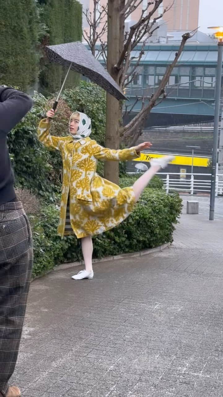アオイヤマダのインスタグラム：「今日は東京も雪が降ってました。 久しぶりにミナペルホネンの皆さんとお会いし、 景丘の家　@kageokanoie の一角をお借りして撮影しました。 景丘の家は、オープンする時にオープニングイベントで パフォーマンスさせてもらい、 その後『こども食堂』でみんなで囲炉裏を囲ってごはんを作るのをお手伝いさせてもらった日以来。 久しぶりに伺ったら、気になるワークショップが沢山ありました、、。 自分も受けたいけど、次は子供たちに何か伝えられる機会があるといいなぁ。 幼少期の思い出は宝物。 そのきらきらしたものを、私も届けたい。  温かくして、お過ごしください！  カメラマン在本彌生さんに撮っていただいたお写真、楽しみです！　@yoyomarch  @mina_perhonen.jp  #minaperhonen」