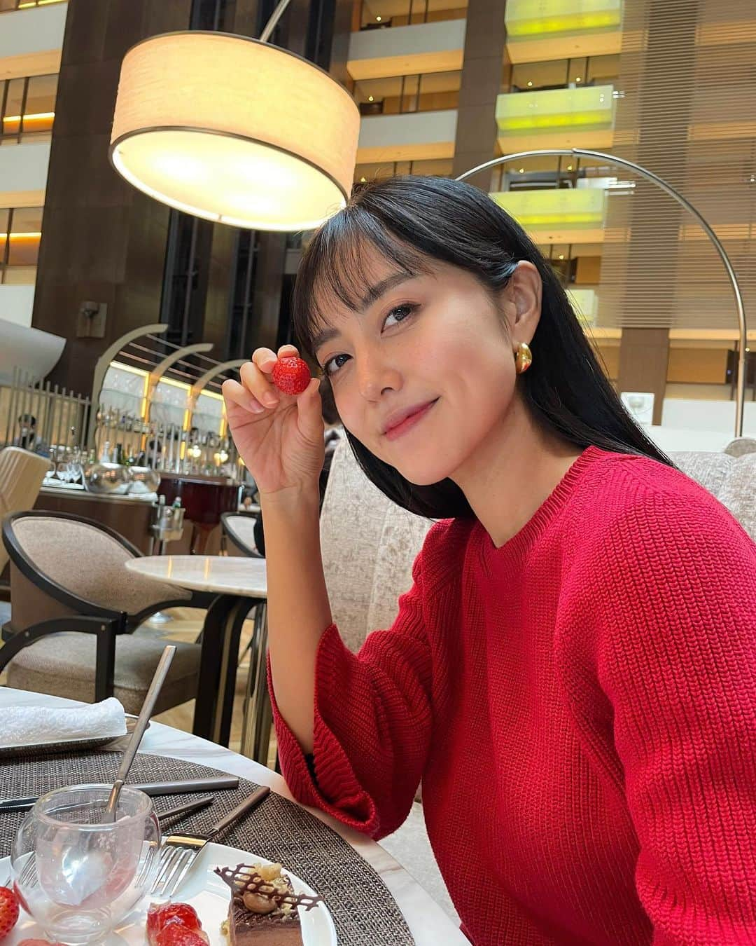 佐倉真衣のインスタグラム：「いちごランチ🍓  色々一緒に行ってくれて楽しい。 うちの幼稚園は終わるのが早いから息子が友達化してる🤝  最近『殺意の道程』というドラマにハマって、その流れで苺フェアです。  #苺フェア #ランチ #ホテルランチ #男の子ママ #殺意の道程」