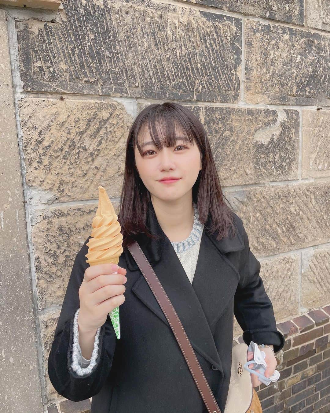 瀧野由美子さんのインスタグラム写真 - (瀧野由美子Instagram)「この日だけでソフトクリーム何個も🍦 カフェは、石油ランプのみの灯りで とても綺麗でした🔥  #STU48 #瀧野由美子 #小樽 #小樽カフェ  #カフェ巡り  #北一ホール #北一硝子  #北海道旅行 #船見坂  #小樽グルメ #小樽観光」2月10日 18時54分 - yumiko_anko