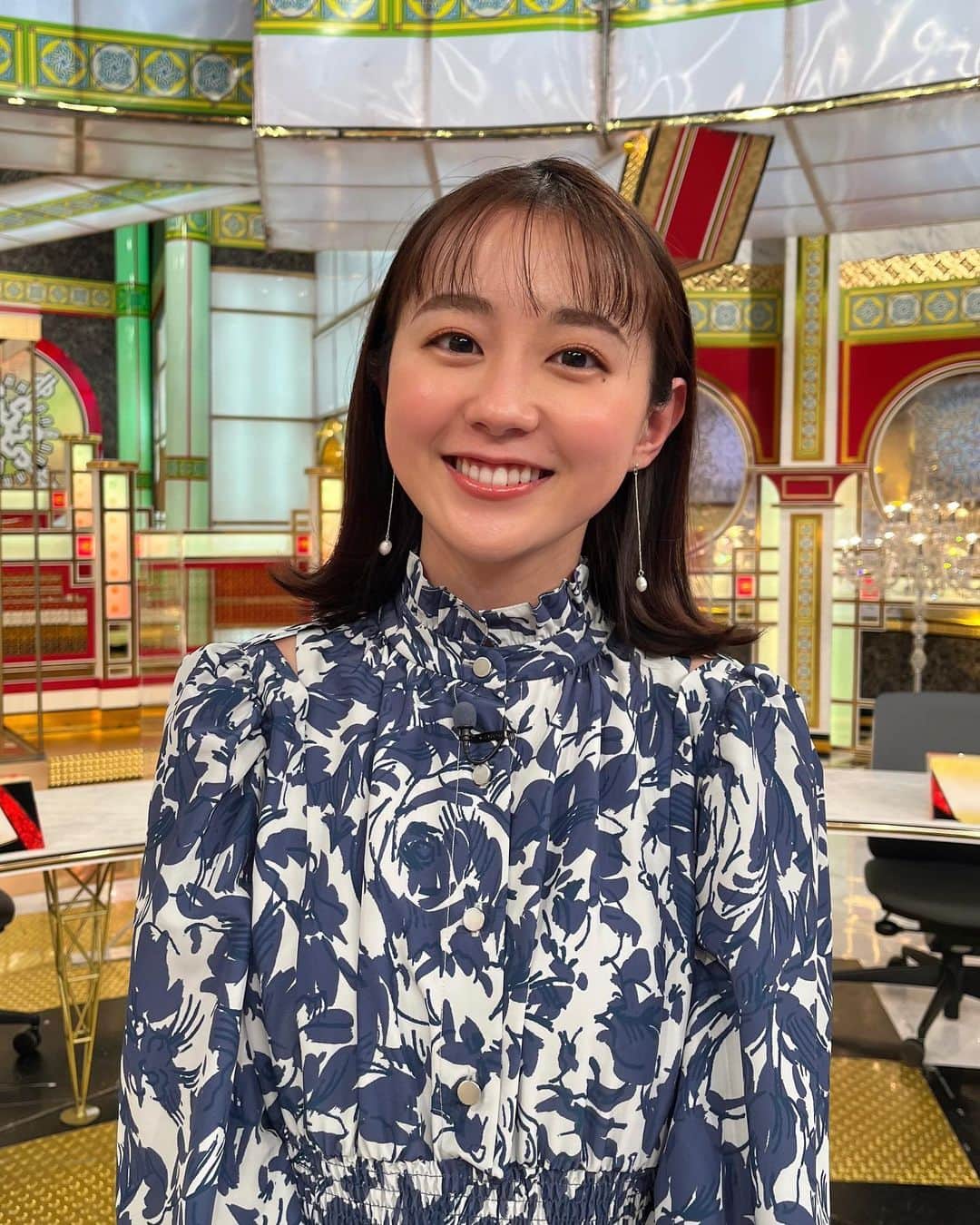 若林有子のインスタグラム：「今夜は金スマ！  ゲストはM-1審査員としても話題になった山田邦子さん🍉  貴重な過去の映像も、現在の邦子さんもパワフルでした💥 夜9時からぜひご覧ください！  ワンピース: rienda パンプス: DIANA  #金スマ #若林有子」
