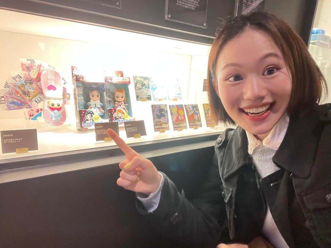 のインスタグラム：「G’day:)  懐かしの品々に興奮が隠せない様子です！！  自分がめっちゃバンダイ製品育ちなことに改めて気づいて感激しまくっていました！  二人はプリキュアのカードコミミューんとか、こなぷんとか、覚えてる人いますか🥺  とっても面白い話も伺ってきましたので、またそのうちご報告しますね😆  Look at me realizing that I am implicitly and explicitly raised by BANDAI products 🥺 An enormous number of toys, including Power Ranger products, Dragon Ball items and Demon Hunter swords, have been designed and released from this place 🥲💞  Mírame como me doy cuenta que estoy implícita y explícitamente criado por productos BANDAI 🥺 Un gran número de juguetes, incluidos productos Power Ranger, artículos Dragon Ball y espadas Demon Hunter, han sido diseñados y lanzados desde este lugar 🥲💞  #BANDAI #bandainamco  #japanesetoys #japaneseculture #japanesegirl #culturajaponesa #japonesa #español #english #englishlearning #japantravel #powerrangers #precure #asakusa #バンダイ #プリキュア #スーパー戦隊 #浅草 #こなぷん」