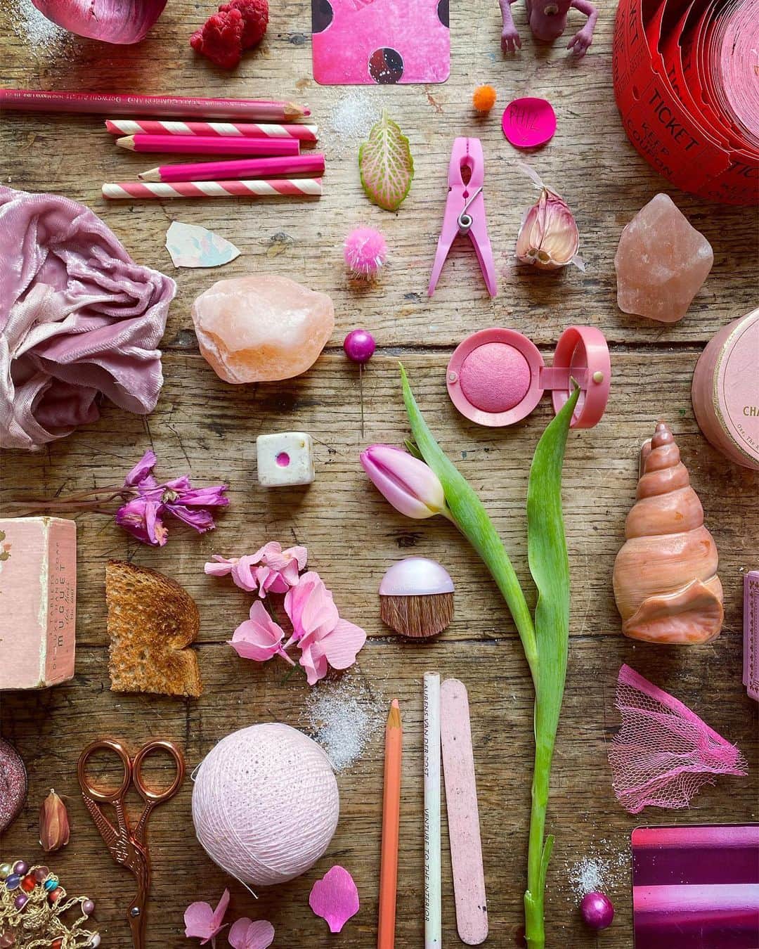 Tea and sittingのインスタグラム：「🎀🎟️💗🌷…I hadn’t realised that you’d been missing these colour collections so much…turns out I have too!! 😆 #5ftinftable #pinkcollection #domesticforaging」