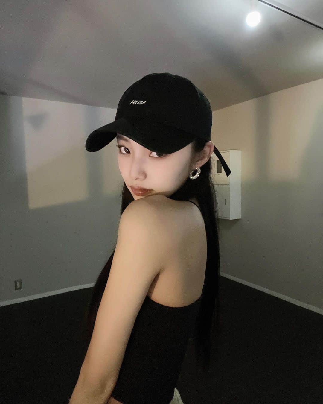 川西莉子のインスタグラム：「踊る時はシンプルな服が好き🖤」