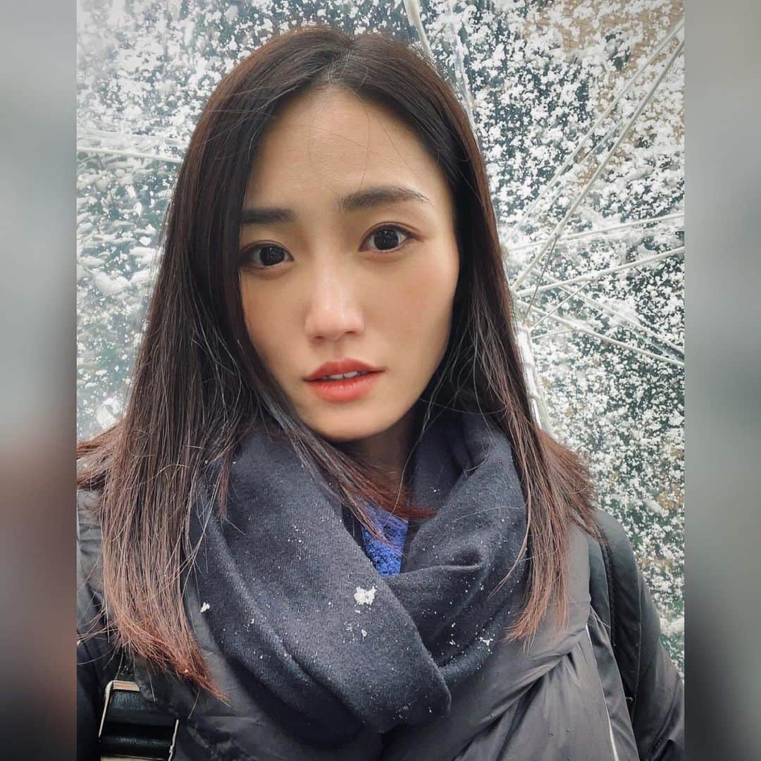 土井玲奈のインスタグラム：「今日は大雪の中、撮影でした！ ここ最近もう春くるな〜 みたいなお天気続いてたから 想像以上の雪に朝からびっくりw  情報解禁お楽しみに！  #actress #japaneseactress #일본의여배우 #日本女演员 #日本女演員 #aktrisjepang #portraitphotography #portrait_shots  #portraitofjapan #instadaily #iphoneography #actress_jp #actresslife  #actressgallery #tokyo」