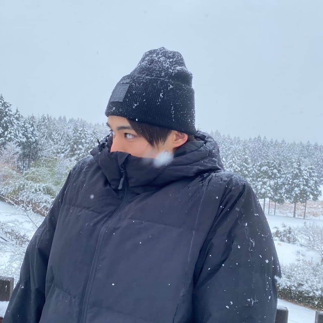 瀬戸郁成のインスタグラム：「. 雪がまだ嬉しい年頃です☃️  久々のこっち見てない投稿どうですか??   #雪 #04」