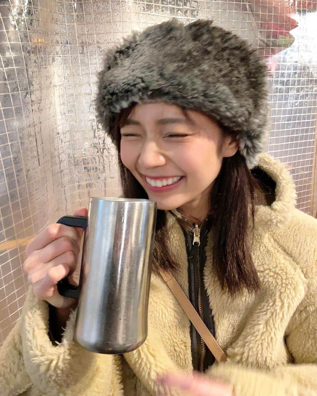 杉浦みずきのインスタグラム：「. ノルウェーにオーロラ見に来て、テントはってあったかいコーヒー飲んで暖とってる人じゃないです  天神の屋台でレモンサワー飲んでる人です  #博多 #天神 #天神屋台 #博多グルメ #天神グルメ」