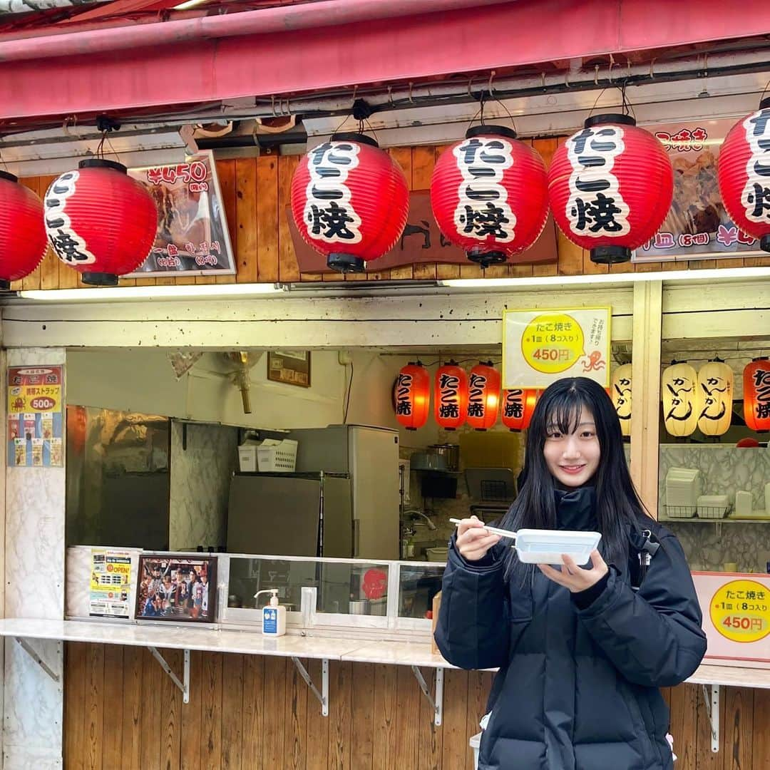 りお（民謡ガールズ）さんのインスタグラム写真 - (りお（民謡ガールズ）Instagram)「こんばんは 前髪ありの初写真！インスタ 前髪の扱い方まだ全然分からなくて、この写真の前髪は変ですね(笑) 昨日は友達と老舗喫茶店に行きました 写真はその前に食べたたこ焼きです photo by my friend♥♥♥ 昭和感ある写真な気がします、笑 レトロでいい感じです  このお店は明石家さんまさんや関ジャニ∞さんも来店していて、すごく有名なたこ焼き屋さん！！！ 偶然通りかかったところこのお店を見つけました。外国人観光客のかたもたくさん！！ あつあつのたこ焼きを友達と美味しく頂きました^^ . . . . . . . . . . . #民謡アンバサダー #新世界 #新世界グルメ #食べ歩き #大阪 #大阪グルメ #レトロ #たこ焼き #takoyaki #japanesegirl #japanesefood #shinsekai #retro #osakajapan #sjk #fff #fyp #일본 #먹스타그램 #ジャンジャン横丁 #通天閣 #通天閣グルメ」2月10日 19時58分 - minyo__rio