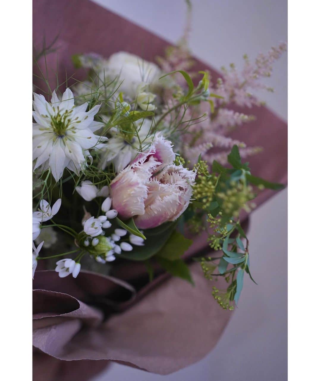 のインスタグラム：「友人が少し早めに誕生日をお祝いしてくれました💐 . 白ベースの花束に差し色でピンク！ 可愛すぎる！♡ . . #新しい #カメラ で #撮影 しました #コツ を #掴んでいきたいな #chihashot . . #斎藤ちはる#テレビ朝日アナウンサー#テレビ朝日#テレ朝#アナウンサー#カメラ好き#ミラーレス#ミラーレス一眼#ミラーレス一眼カメラ#ミラーレスカメラ#花束#ピンク#白#💐」