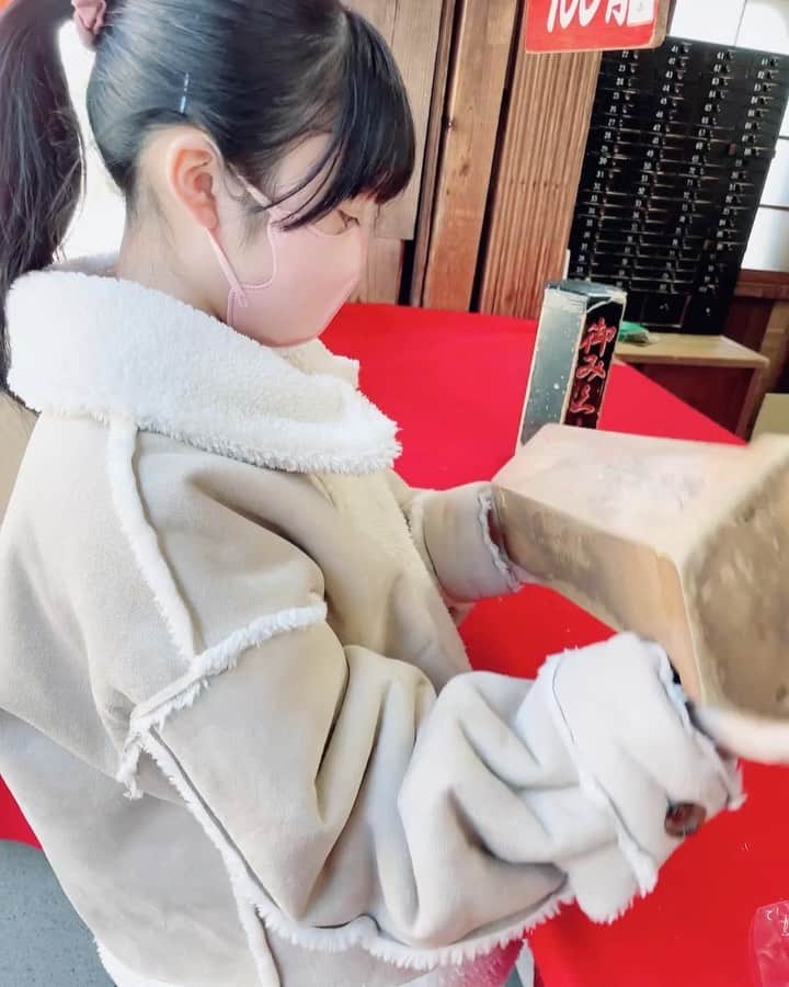 のインスタグラム：「.  毎年恒例のおみくじ🧧 結果は...  『 凶 』でした😱  『 凶 』が出たときは、その"瞬間"の運勢が最悪最低なんだそう！ つまり、これからは運気が上がっていくばかりってこと。  前向きに、前向きに☺️  皆さんもおみくじは引きましたか？  #横溝菜帆」
