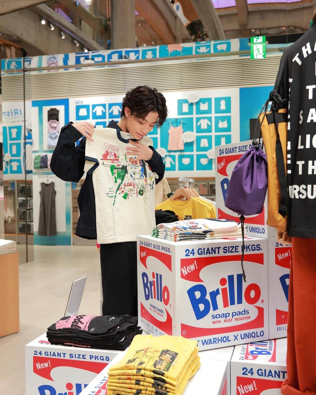 ゆうたさんのインスタグラム写真 - (ゆうたInstagram)「コムドットメンバー全員でUNIQLO LifeWear Exhibition 2023SS in TOKYOにお邪魔しました。 オシャレな洋服が沢山ありました。 しかもリーズナブル。 プライベートで爆買いしにこようと胸に決めたゆうただった。  #UNIQLO2023SS  @uniqlo_jp @uniqlo_with」2月10日 20時19分 - com.yuta