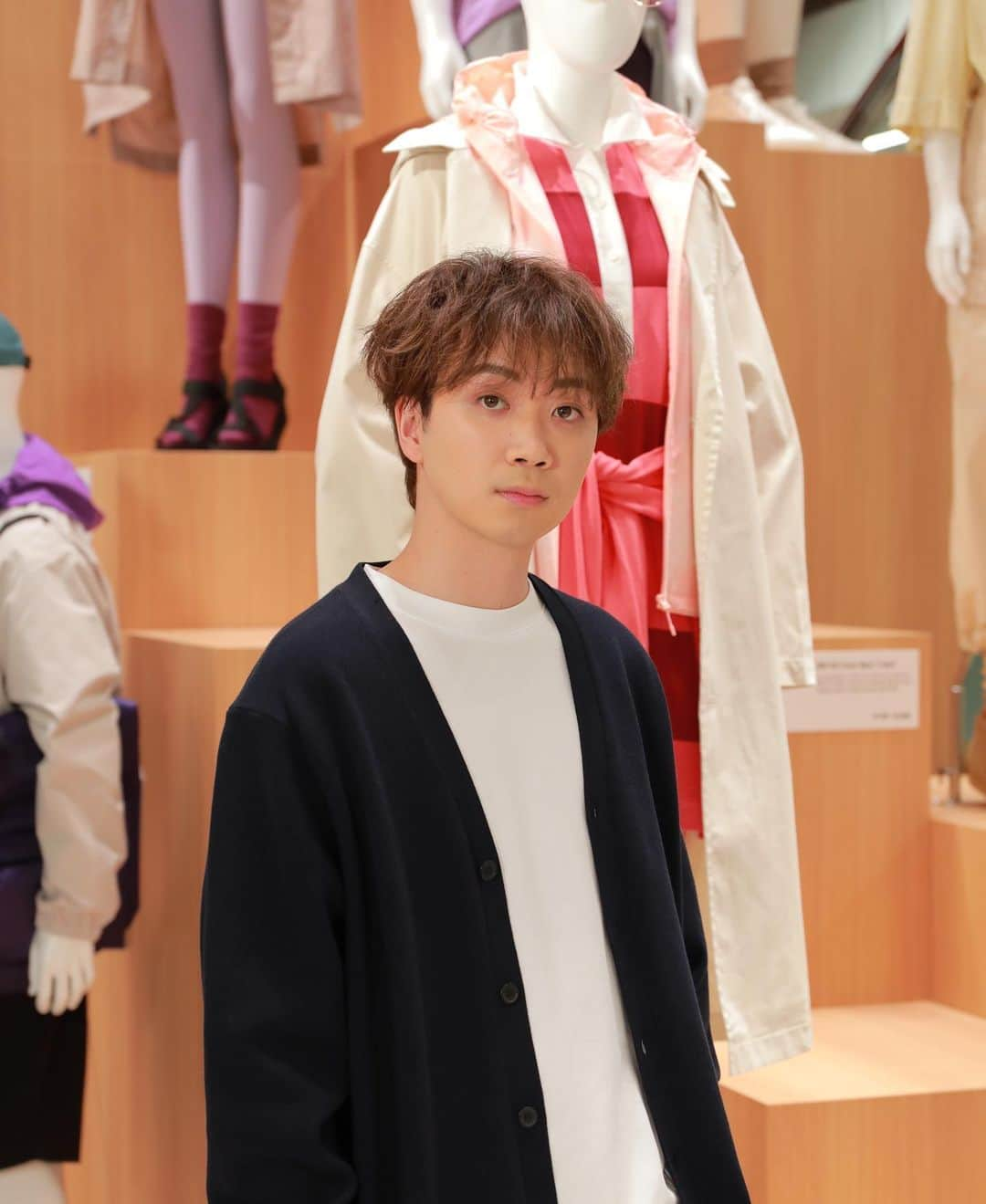 ゆうまのインスタグラム：「コムドットメンバー全員でUNIQLO LifeWear Exhibition 2023SS in TOKYOにお邪魔しました。 春のような爽やかな雰囲気の店舗内での撮影はとても楽しかったです。学生の頃からお世話になっているUNIQLOさんのイベントにお邪魔できてとても感慨深かったです。  #UNIQLO2023SS   @uniqlo_jp @uniqlo_with」