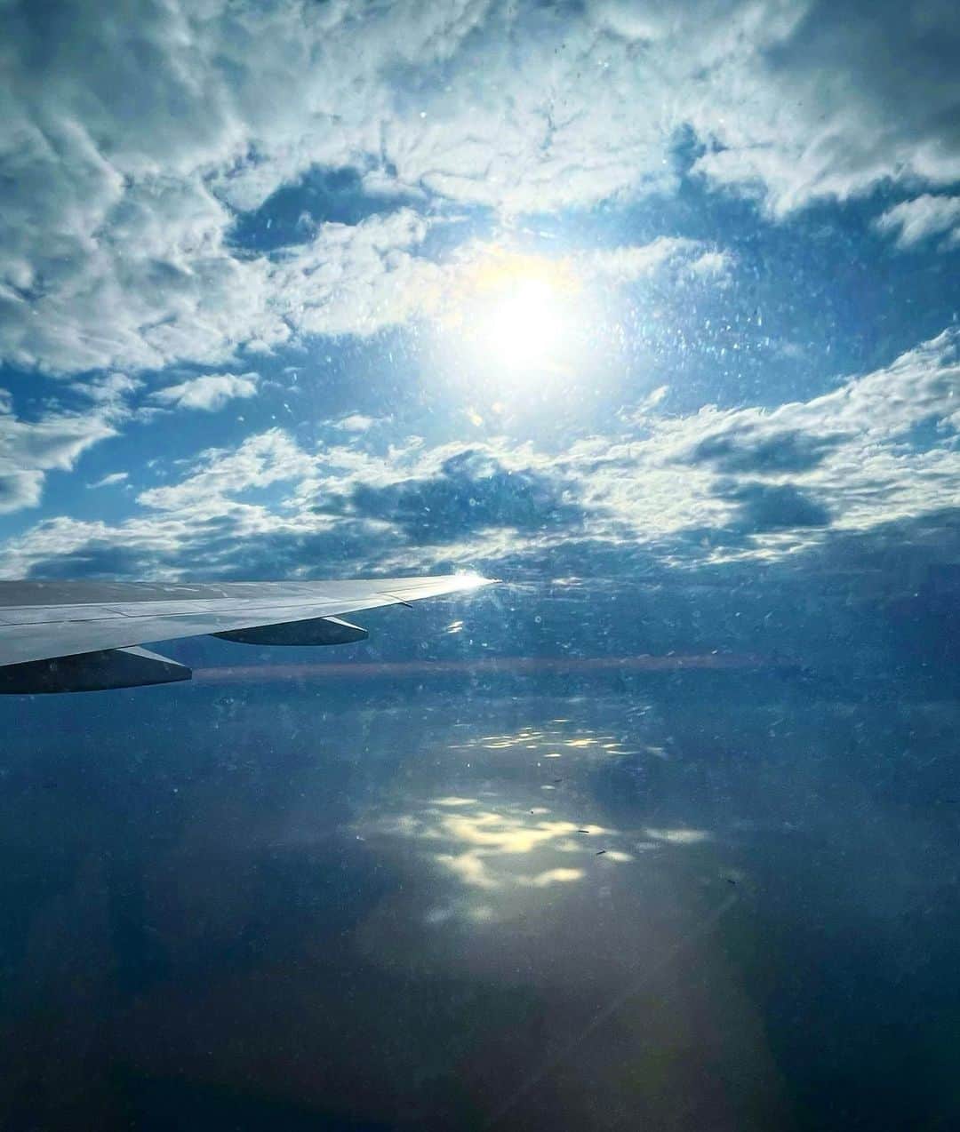 傳谷英里香さんのインスタグラム写真 - (傳谷英里香Instagram)「. 海に雲の隙間から光が 落ちていて幻想的だった✈︎🫧」2月10日 20時22分 - erika_denya