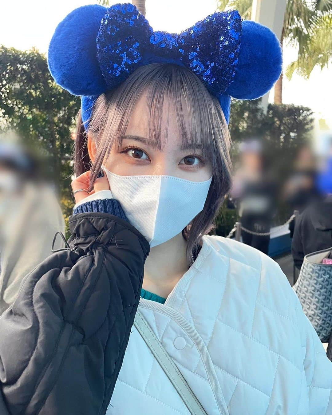 河野奈々帆のインスタグラム：「Disney land🐭 ⁡ ディズニーのために可愛いトップスとアウターを買いました！！！ ⁡ 青ニット可愛い… ⁡ ディズニーは一日中歩いてても疲れないという謎の魔法がかかりますね ⁡ 乗りたいもの基本ほぼ乗れて、美味しいもの沢山食べて、楽しすぎて大満足！！！！一生幸せでした🤤 ⁡ ⁡ ⁡ #ディズニー #ディズニーランド #夢の国  #ディズニーコーデ #青色が #好きすぎる女」