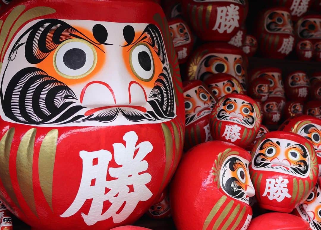 和田美枝のインスタグラム：「Daruma🔴⚫️⚪️  ビャンと一瞬雨が降り、パーンと晴れて、爽やかな空気が流れた勝尾寺。  #勝尾寺 #だるま #御朱印」