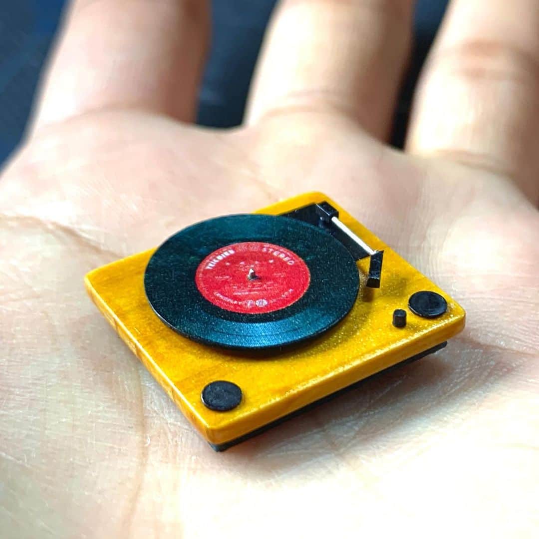 Mozuのインスタグラム：「こびと用のレコードプレイヤー作りました！新作もう少しで完成しそうです〜♫  I made a miniature record player!」