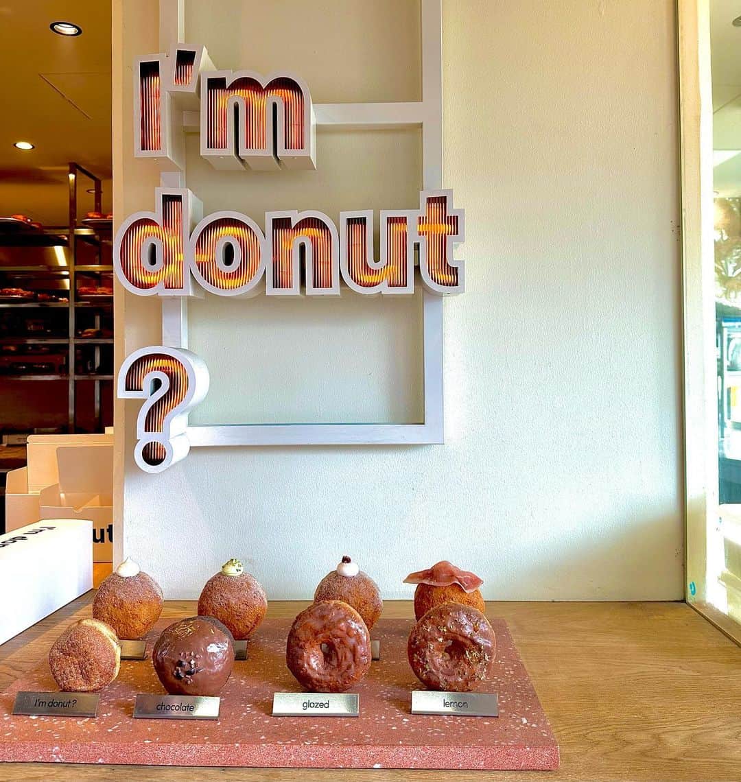 長谷川万射のインスタグラム：「ずっと食べたかったの…！  @i.m.donut  めちゃめちゃ美味しかった、一個3口くらいで食べれるくらい軽くてペロリなので買うときは1人3個は買いましょう🐷  #🍩 #imdonut  #中目黒」