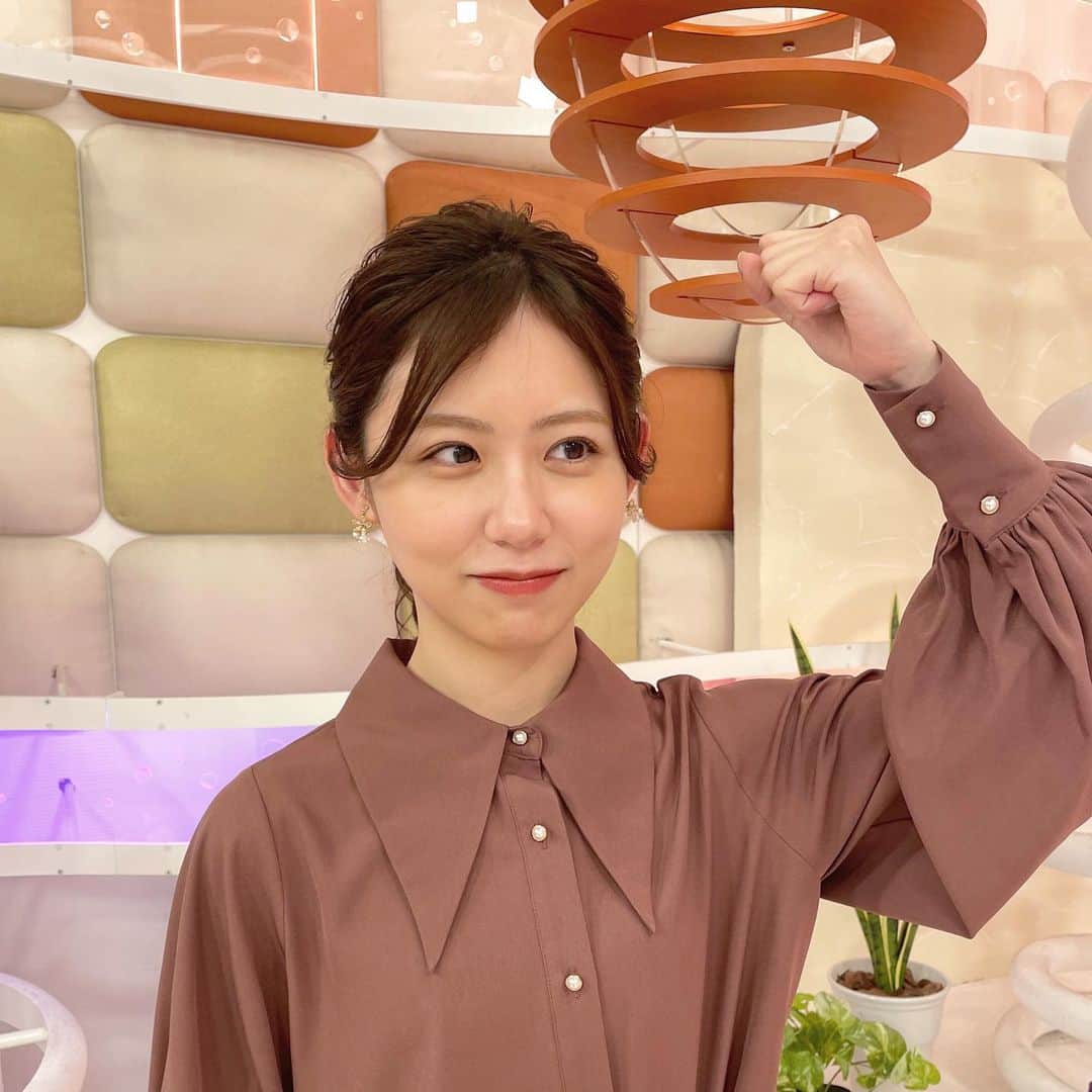 小山内鈴奈のインスタグラム：「夏休みをいただいていました😺  夏休み明けのスタジオは 緊張しますね… がんばるぞのポーズです。  2枚目は夏休み中の写真です。 可愛いカフェに行きました🐕  休日の写真を投稿するのは 初めてなので緊張します…  たくさんゆっくりできたので また頑張ります🧣」