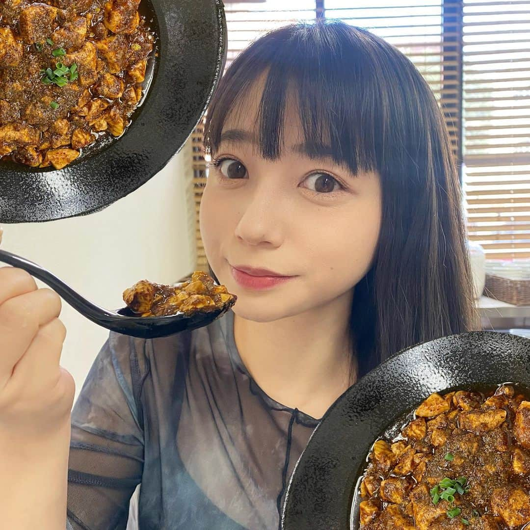 YUMIのインスタグラム：「. 今日Mセレの放送で話した 麻婆豆腐のお店は東区にあるとだやさん🤤🔥📻  ▶︎ @sichuan.mapo.tofu.to_da_ya   昨日ストーリーにもあげた 痺れる美味さの麻婆豆腐🫶✨ 通ってるよーっていう方や気になってた という方から反響が続々、、  山椒の香りと3年以上熟成された豆板醤の 旨みがすごくて、コクのある本場の麻婆豆腐❤️‍🔥  ご飯がすすむ〜🍚  ぜひ行ってみてね〜！！！！  平日は会社員の方も多いから 土曜日に行くのがおすすめだよ😊  私髪の毛染めました🙋‍♀️  #とだや#とだやの麻婆豆腐  #東区グルメ#東区ランチ#東区 #福岡グルメ#福岡ランチ#福岡 #福岡中華#山椒#麻婆豆腐」