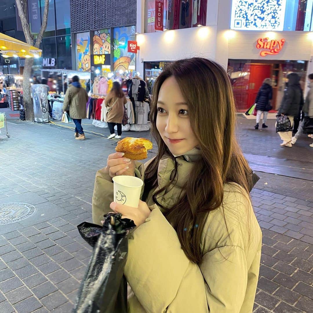 池田星来のインスタグラム：「. ケランパン🥚 韓国にいるときいつも以上にアホ毛がすごくて諦めました🥹  #韓国 #韓国旅行」
