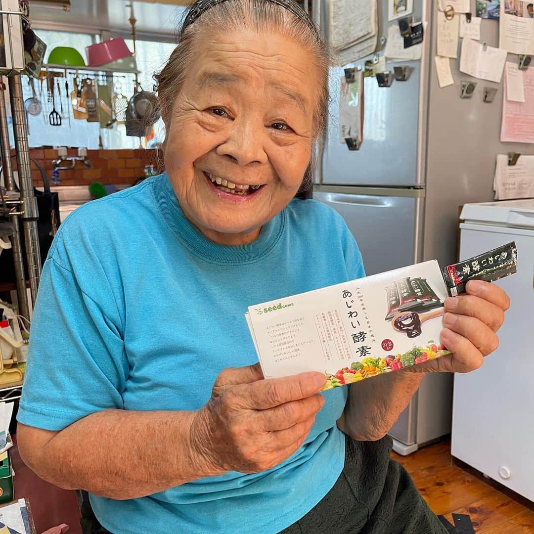 南の島のおばーと孫のインスタグラム：「おばあちゃんが 便秘に悩んでるとの事で  酵素と青汁のサプリを プレゼントしました  おばあちゃんの身体を考えて サプリメントをかなり選んだけど  自分の知る限り安全性とコスパが これ以上のサプリ会社あるかな？  って会社が実は沖縄にあります @seedcoms.channel   何かすでにサプリを飲んでる方がいたら 「シードコムス」で検索して ショップを覗いて値段を見るのを オススメします  #シードコムス」