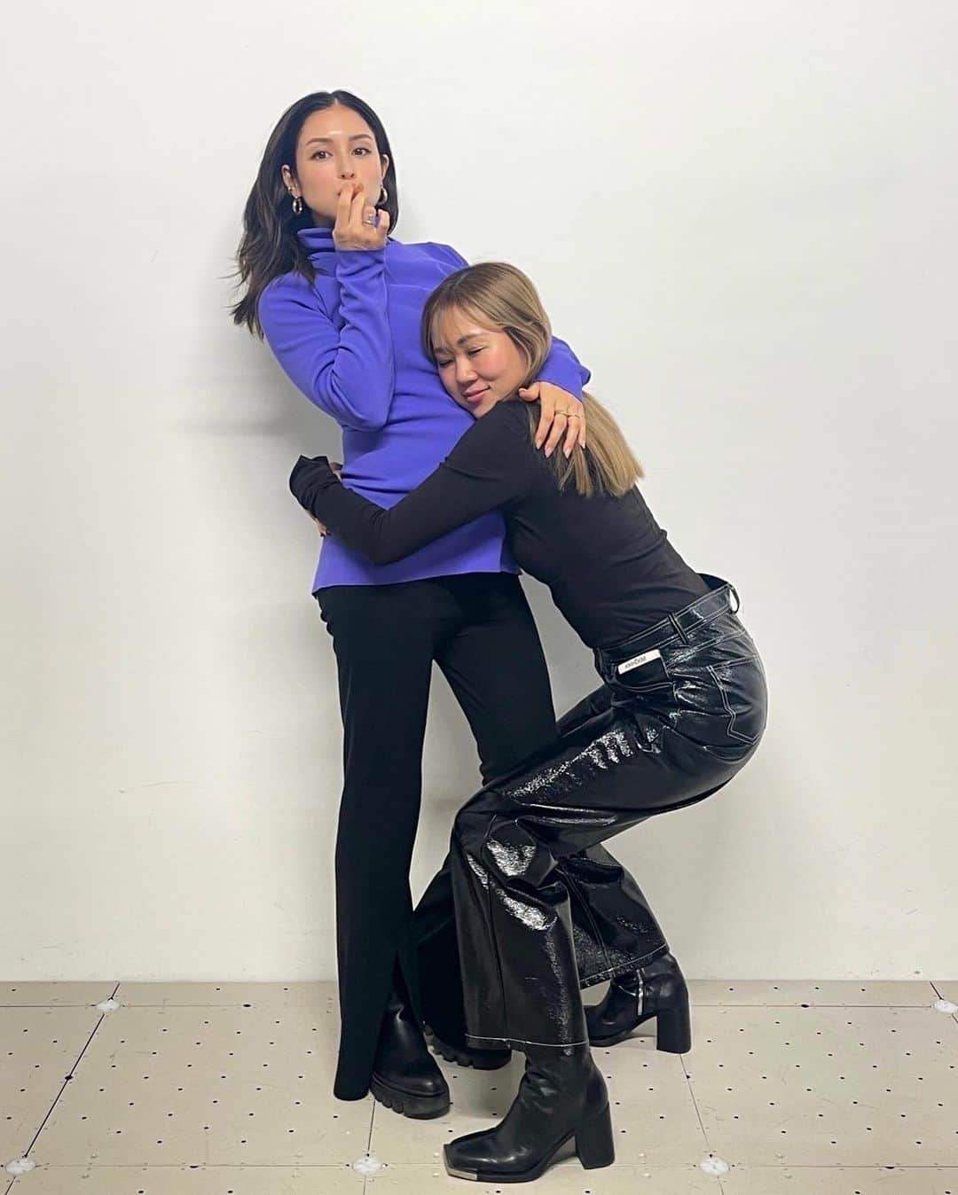 BENIのインスタグラム：「OTB Season 2 聴いてくれてありがとう🫶🏼🫧🫧 期間限定ノンアル BUBBLYも新鮮で学びも多かったな🤰🏻 Season 2では二人でザ・ギンザ エッセンスエンパワリングでの6週間集中トリートメントケアを試して肌が蘇ったよ✨ Thank you @theginza_official skincare for keeping us busy girls GLOWING!! Season 3 もお楽しみにね💖 Sending you all mad love and cheeers🥂」