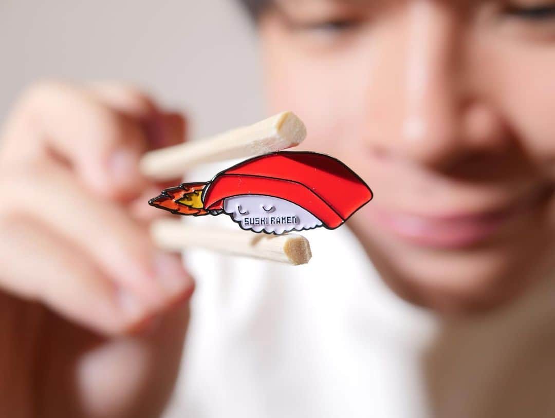 すしらーめん《りく》さんのインスタグラム写真 - (すしらーめん《りく》Instagram)「すしらーめん10周年記念ピンバッジを作りました🍣🚀 #寿司 #バッチ #ロケット#記念 #ありがとう」2月10日 21時00分 - sushi_riku