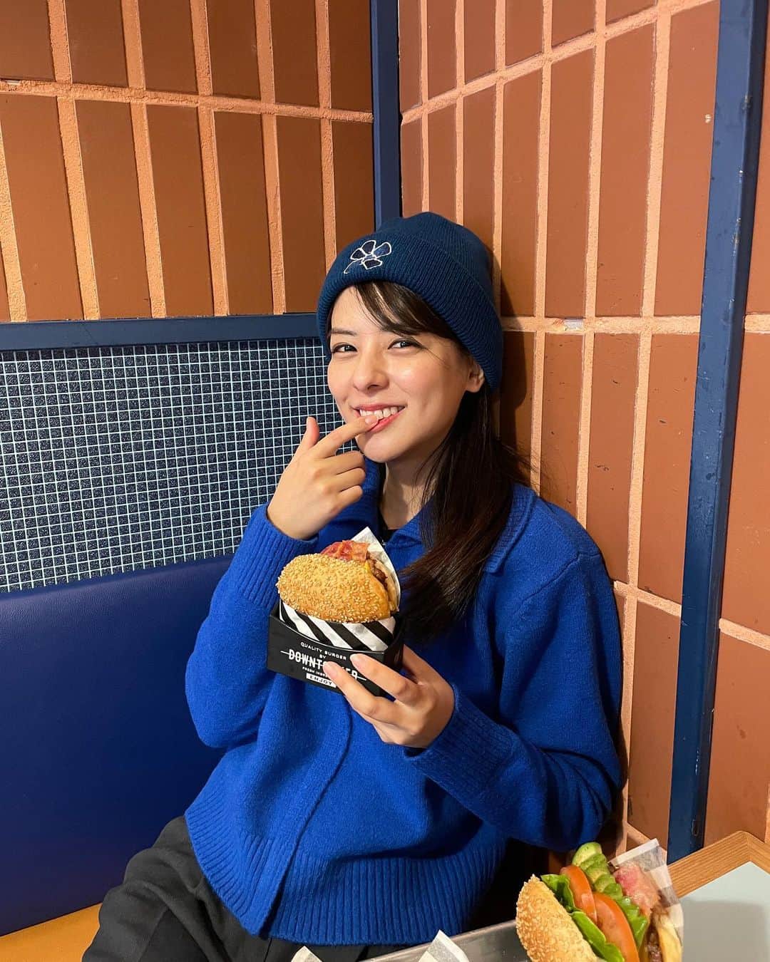 藤井美菜のインスタグラム：「. 🍔💙  #ソウル#ソウルのハンバーガー#ダウンタウナー #햄버거#다운타우너#한남동 #downtower #Hamburger #🍔#美菜私服」