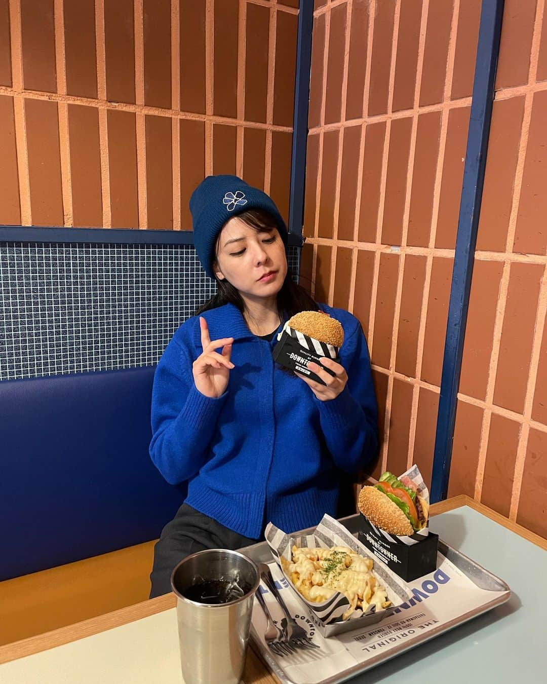 藤井美菜さんのインスタグラム写真 - (藤井美菜Instagram)「. 🍔💙  #ソウル#ソウルのハンバーガー#ダウンタウナー #햄버거#다운타우너#한남동 #downtower #Hamburger #🍔#美菜私服」2月10日 21時09分 - fujii_mina_0715