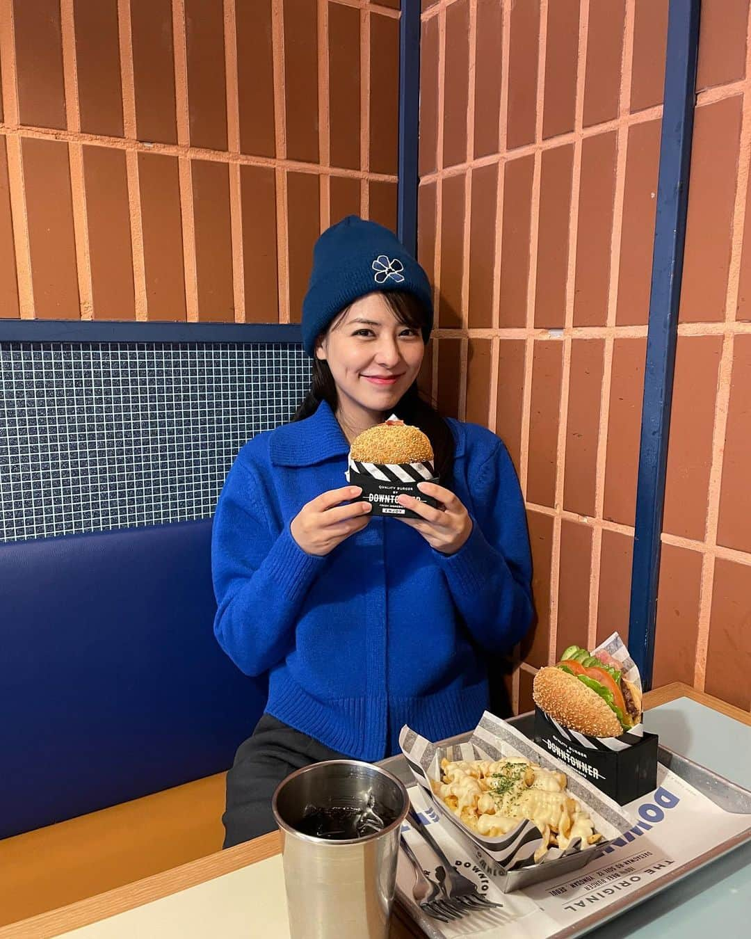 藤井美菜さんのインスタグラム写真 - (藤井美菜Instagram)「. 🍔💙  #ソウル#ソウルのハンバーガー#ダウンタウナー #햄버거#다운타우너#한남동 #downtower #Hamburger #🍔#美菜私服」2月10日 21時09分 - fujii_mina_0715