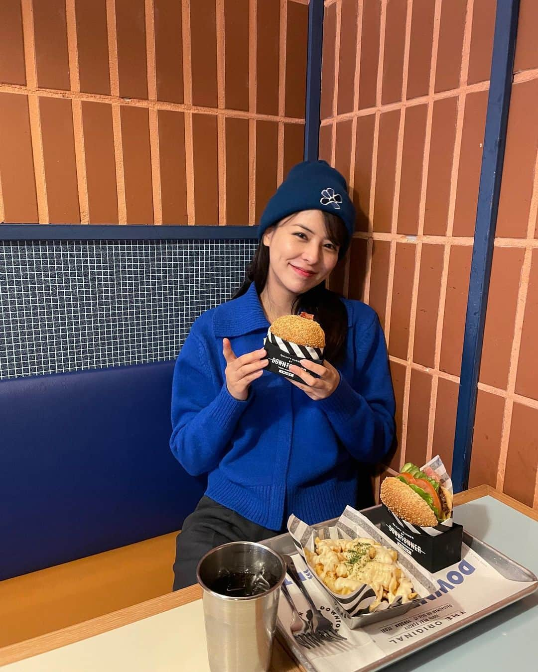 藤井美菜さんのインスタグラム写真 - (藤井美菜Instagram)「. 🍔💙  #ソウル#ソウルのハンバーガー#ダウンタウナー #햄버거#다운타우너#한남동 #downtower #Hamburger #🍔#美菜私服」2月10日 21時09分 - fujii_mina_0715