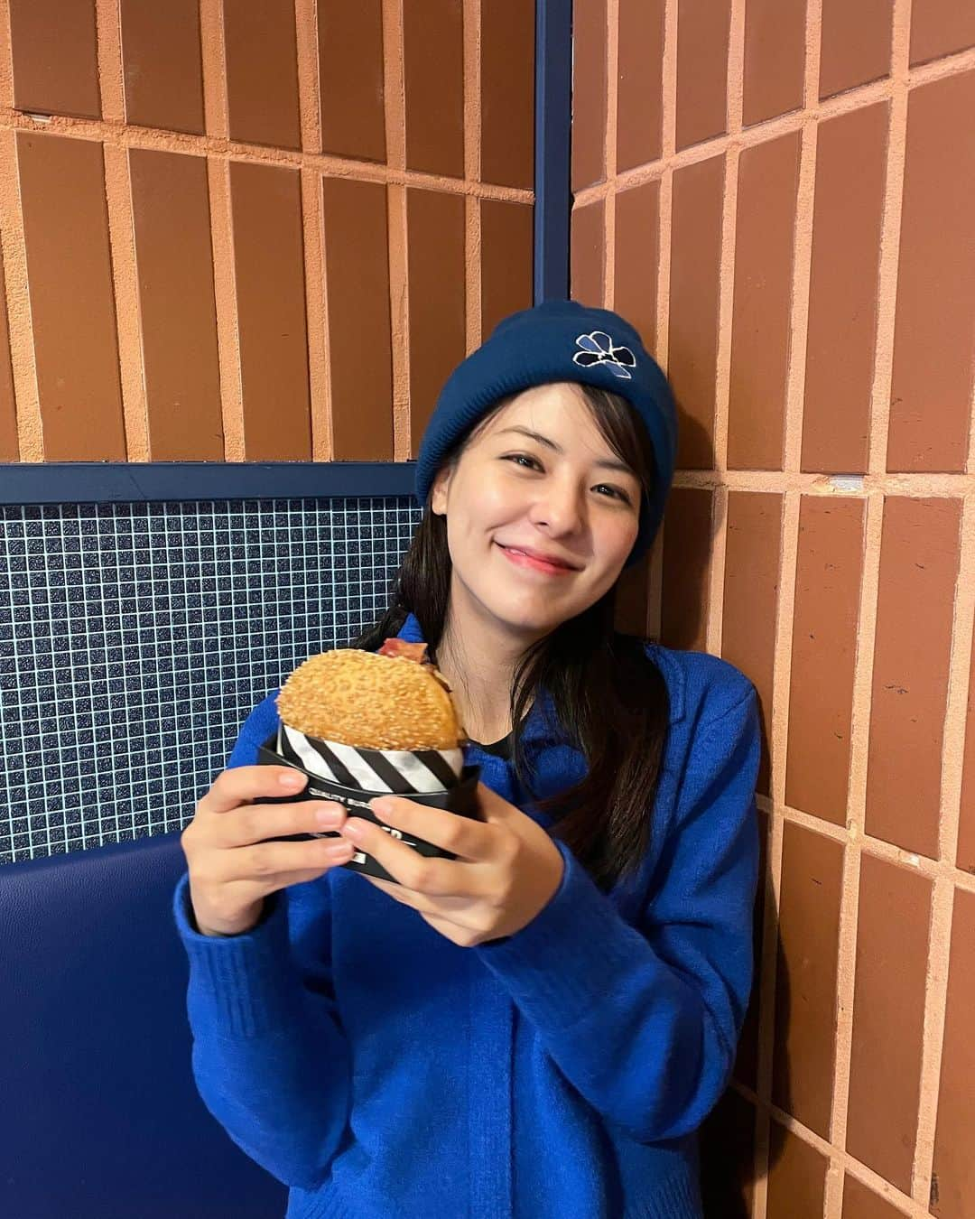 藤井美菜さんのインスタグラム写真 - (藤井美菜Instagram)「. 🍔💙  #ソウル#ソウルのハンバーガー#ダウンタウナー #햄버거#다운타우너#한남동 #downtower #Hamburger #🍔#美菜私服」2月10日 21時09分 - fujii_mina_0715