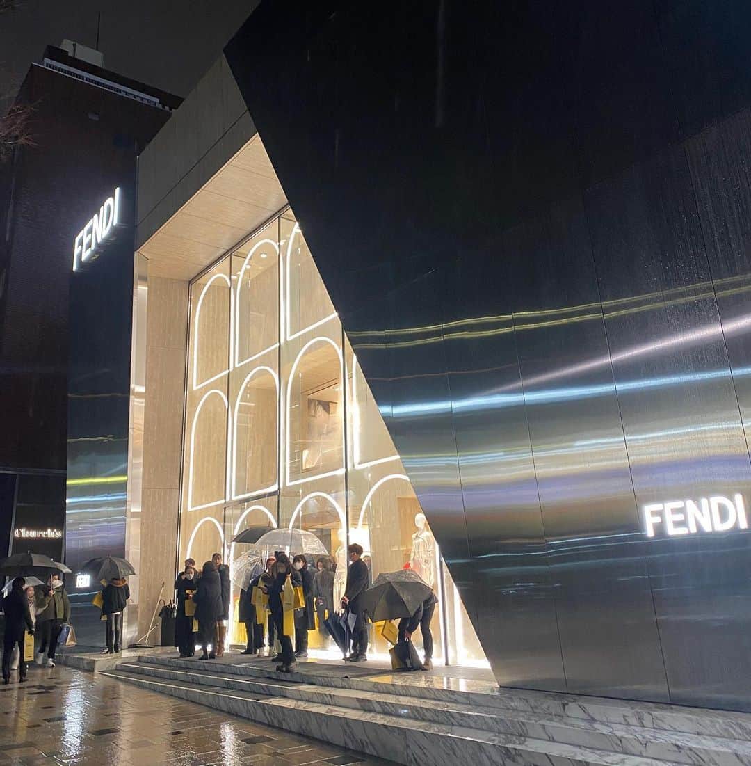 軍地彩弓のインスタグラム：「Palazzo FENDI OMOTESAMDO ついに、オープンでした。 久しぶりの大型パーティで、沢山の友人たちに会えたり、楽しかったあ。 あの、オリエンタルバザーが、ローマさながらの豪華なFENDIに。ローマのあのパラッツォFENDIオマージュのファザードに感激。 デザイナー、キム・ジョーンズも来日していて素晴らしいパーティでした。 インビテーションカードは越前和紙、ギフトは風呂敷。日本文化へのリスペクトも素晴らしかった。  新たなランドマークですね。  @fendi #palazzofendiomotesando」