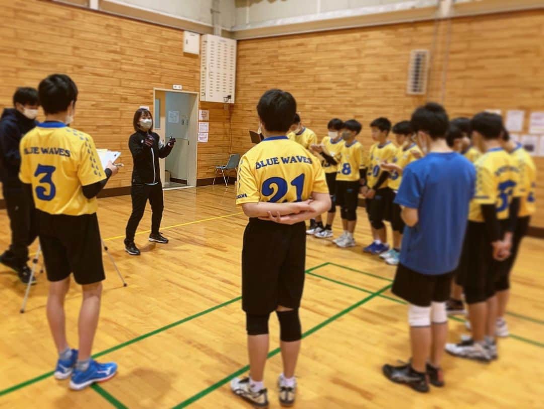 佐野優子さんのインスタグラム写真 - (佐野優子Instagram)「木曜日の#横浜bluewaves はオリンピックメダリストをお招きしての特別練習でした。丁寧にご指導いただいて選手達は短い時間にたくさん学ぶことができました。  練習後には質問攻めタイムを設けて、日頃の課題などのアドバイスをいただきました。  佐野さん、ありがとうございました！横浜 BLUE WAVESのExecutive Coach 就任おめでとうございます！笑 . . 中学校の垣根を越えて自分のやりたいことに熱心に取り組む中学生を応援していただける、 #パートナー企業様 、#サポーター個人様 を募集しております。 . . . サプライヤー企業様 #artworkskobe 様 #スクアドラ 様 #squadra 様 #asapfactory 様 #モンベル 様 #montbell 様 . . #神奈川ヤングクラブバレーボール  #ヤングクラブバレーボール  #中学生バレーボール  #男子中学生バレーボール  #u14ヤングクラブ  #u14boysvolleyball #yokohamabluewaves  #横浜バレーボール  #volleyballyokohama  #u15  #u15バレーボール  #u15volleyball  #佐野優子  #yukosano」2月11日 6時54分 - yuko12345