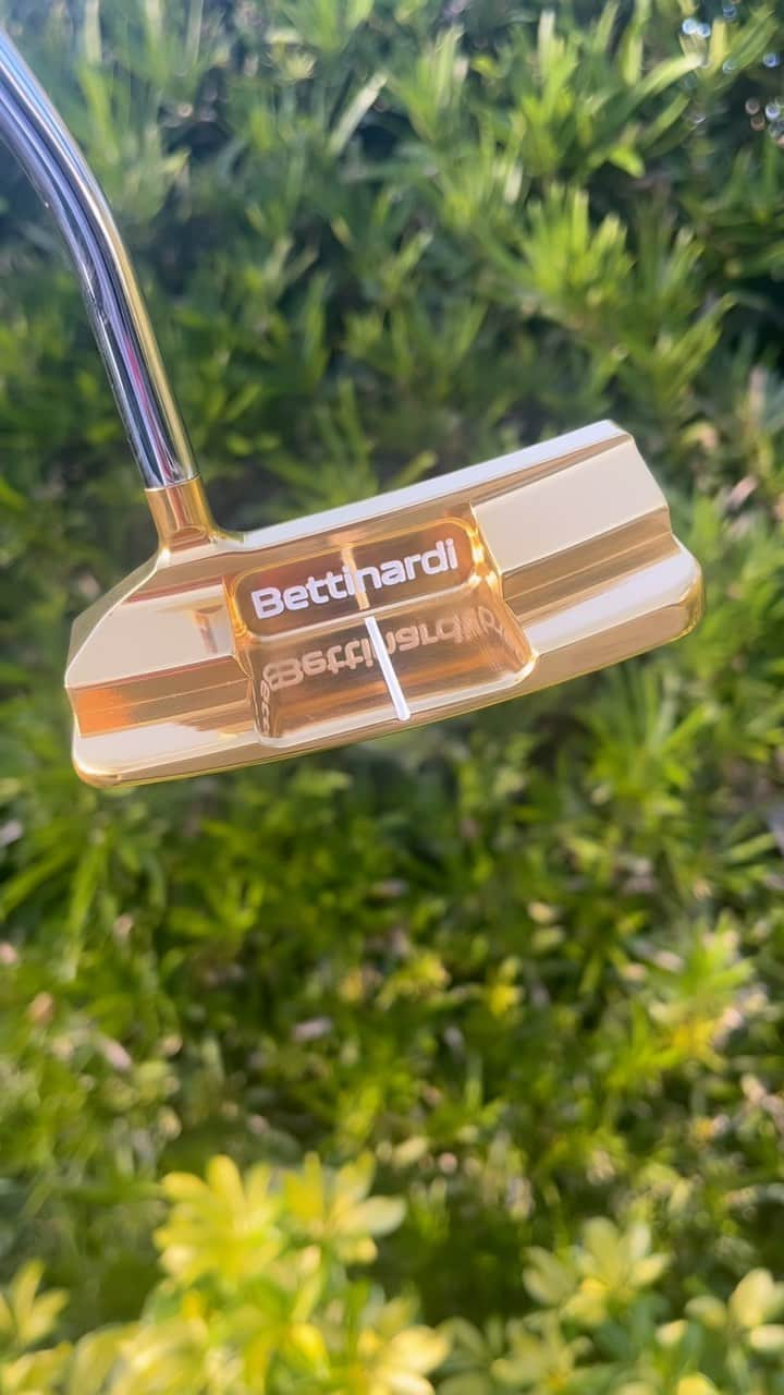 ジョディー・エワート・シャドフのインスタグラム：「😍😍😍 Okaaaay so I’m obsessed with this!!! @bettinardigolf thank you so much for this engraved gold Queen B 6🔥💛😍 Something I will cherish forever! #grateful」