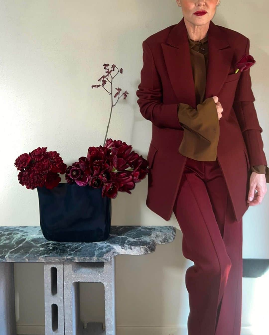 セミクチュールさんのインスタグラム写真 - (セミクチュールInstagram)「Questo è il primo esperimento di bouquet bespoke tayloring, cioè su misura.  Una donna indosserà un tailleur color cassis, il bouquet tra la mani, il suo vaso preferito sarà decorato dello stesso colore.  In pendant.  Ogni pezzo sarà unico e irripetibile.  Ma questa è la Bellezza, l’unicità.  Affidarsi al talento di Giulia e abbandonarsi all’inaspettato è la regola, con un pizzico di coraggio e sana follia.  La Bellezza è un sentimento.   #bespoketailoring #sartoriafloreale #labellezzaèunsentimento  @settedifiori_studio」2月10日 23時16分 - erikasenzacouture