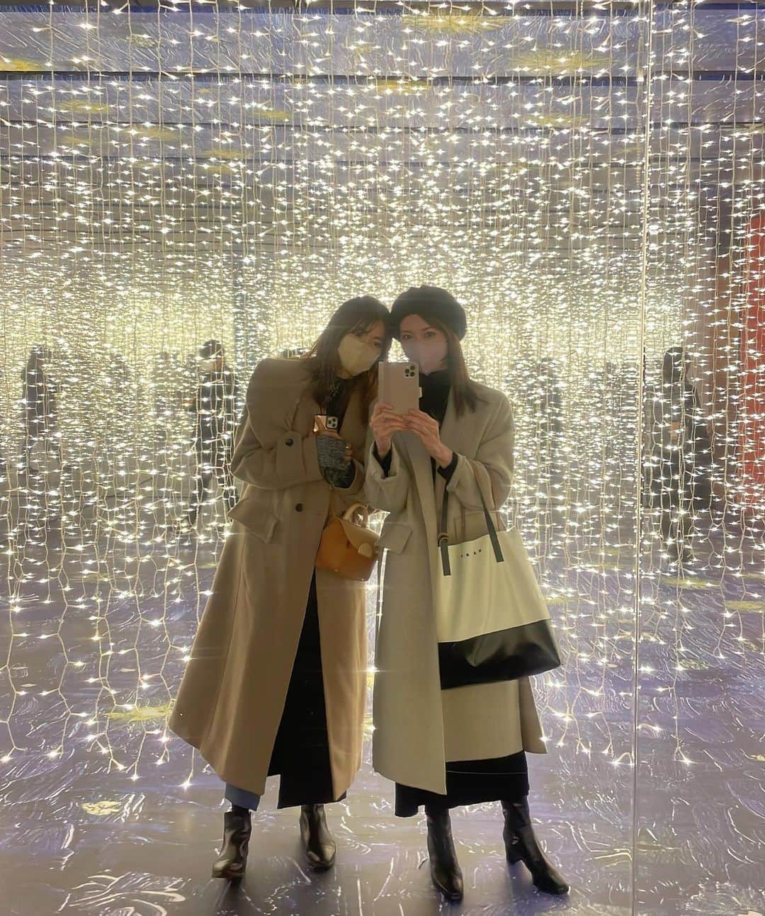 小野寺皐のインスタグラム：「ゴッホアライブ展に行ってきました✨ @goghalivejp   プロジェクションマッピングとクラシック音楽による作品紹介や、ARを使った体験型で、面白かったです😊  前回のゴッホ展も一緒に行った安里ちゃん @anriwatanabe と今回も🥰  #ゴッホアライブ #金山南ビル美術館棟 #旧名古屋ボストン美術館 #名古屋 #金山  #model #japanesemodel #モデル #名古屋モデル #東京モデル #大阪モデル #ゴッホアライブ名古屋」