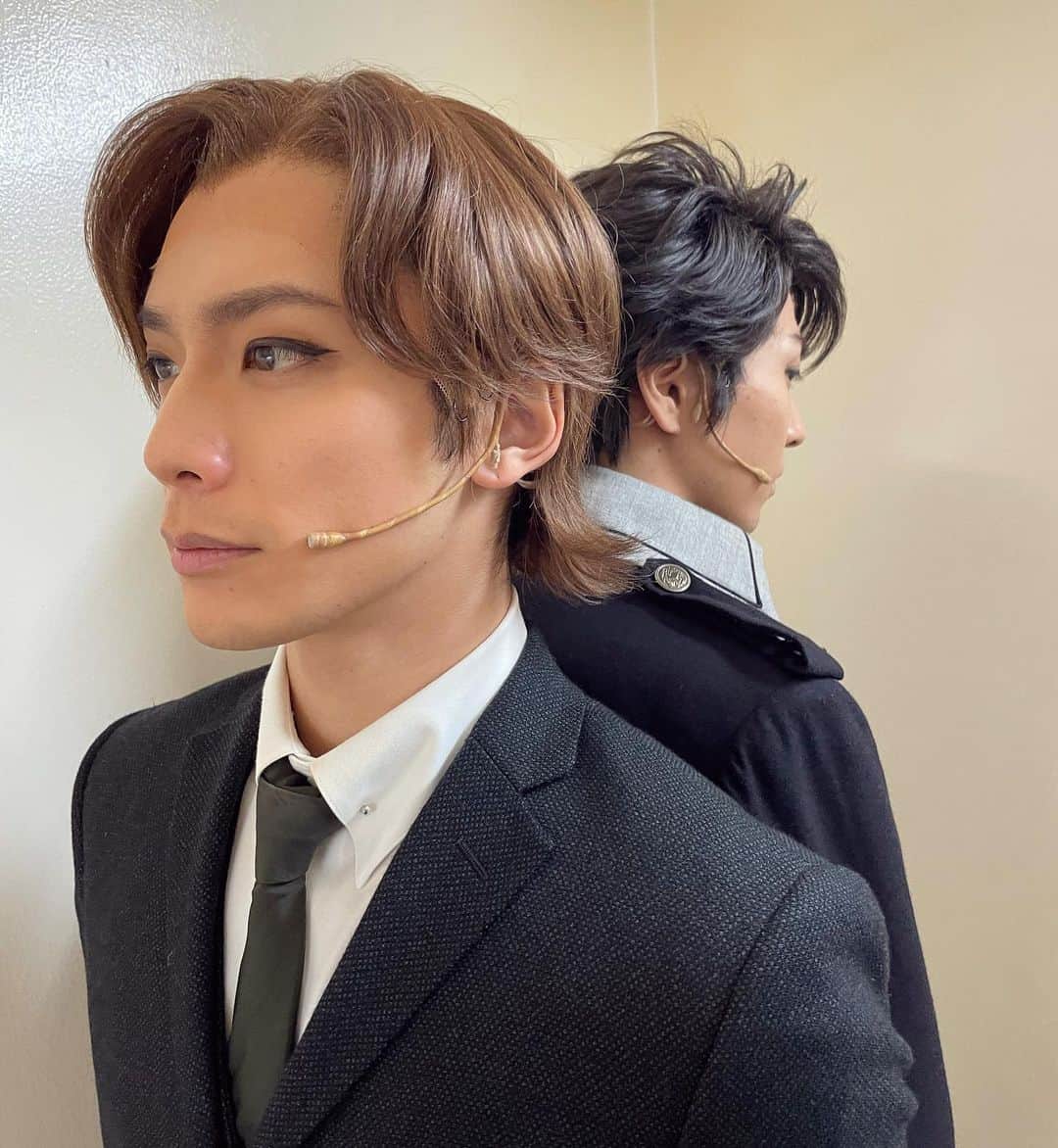 久保田秀敏のインスタグラム：「ミュージカル『憂国のモリアーティ』  本日は一公演 お足元の悪い中、ご来場くださった皆様 ありがとうございました！🙇‍♂️  本日はモランと。  作中でも想いを交わらせる二人。  その先にある彼の背中を見つめることしかできないもどかしさ。  残酷な宿命です。  #ミュージカル #憂国のモリアーティ #モリミュ #モリミュop4 #モラン」