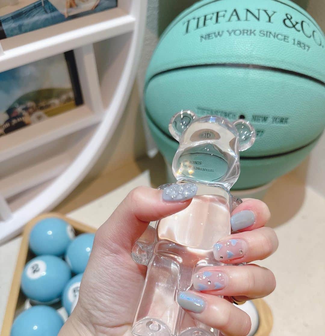 CARINA（日向カリーナ）のインスタグラム：「new self nail💙🤍 sukesuke bearbrick chan kawachiiii🫰🏻 Aurora churuchuru Heart chiribamete♡ yomizuraite🫥💦🌀」