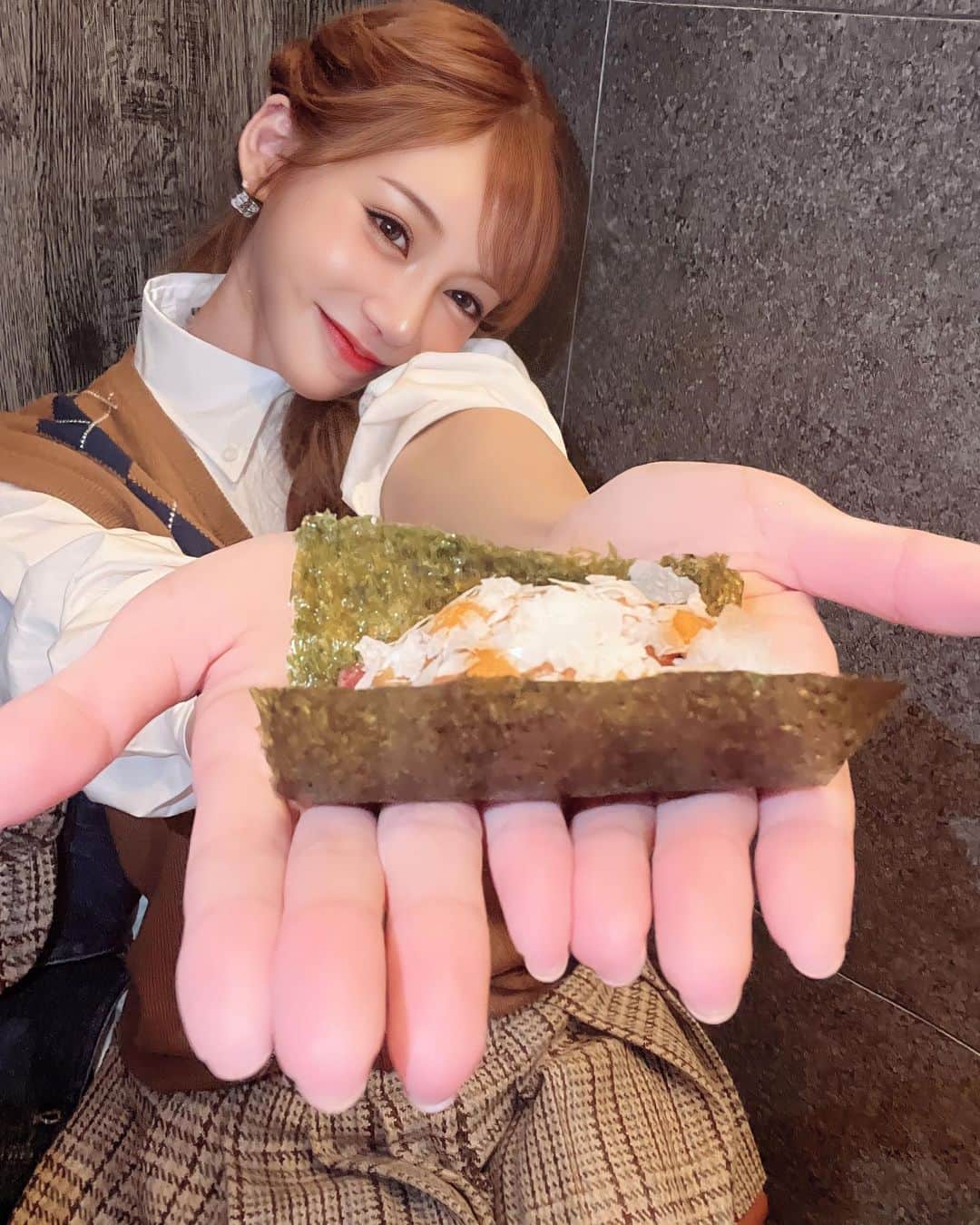 明日花キララのインスタグラム：「こんばんは！ 明日明後日の２日間久しぶりに皆様にお会いできるのを楽しみにしています🤍❄️ 新宿マルイ本店さんに15時からいます！ 当日券も用意していただいたので新商品についてじゃなくても色々なお話しましょ🫱🏻‍🫲🏽  凄く寒いので暖かくして来てくださいね🧣 おやすみなさい🐇⸒⸒❤︎‬  @kisshada_official イベント」