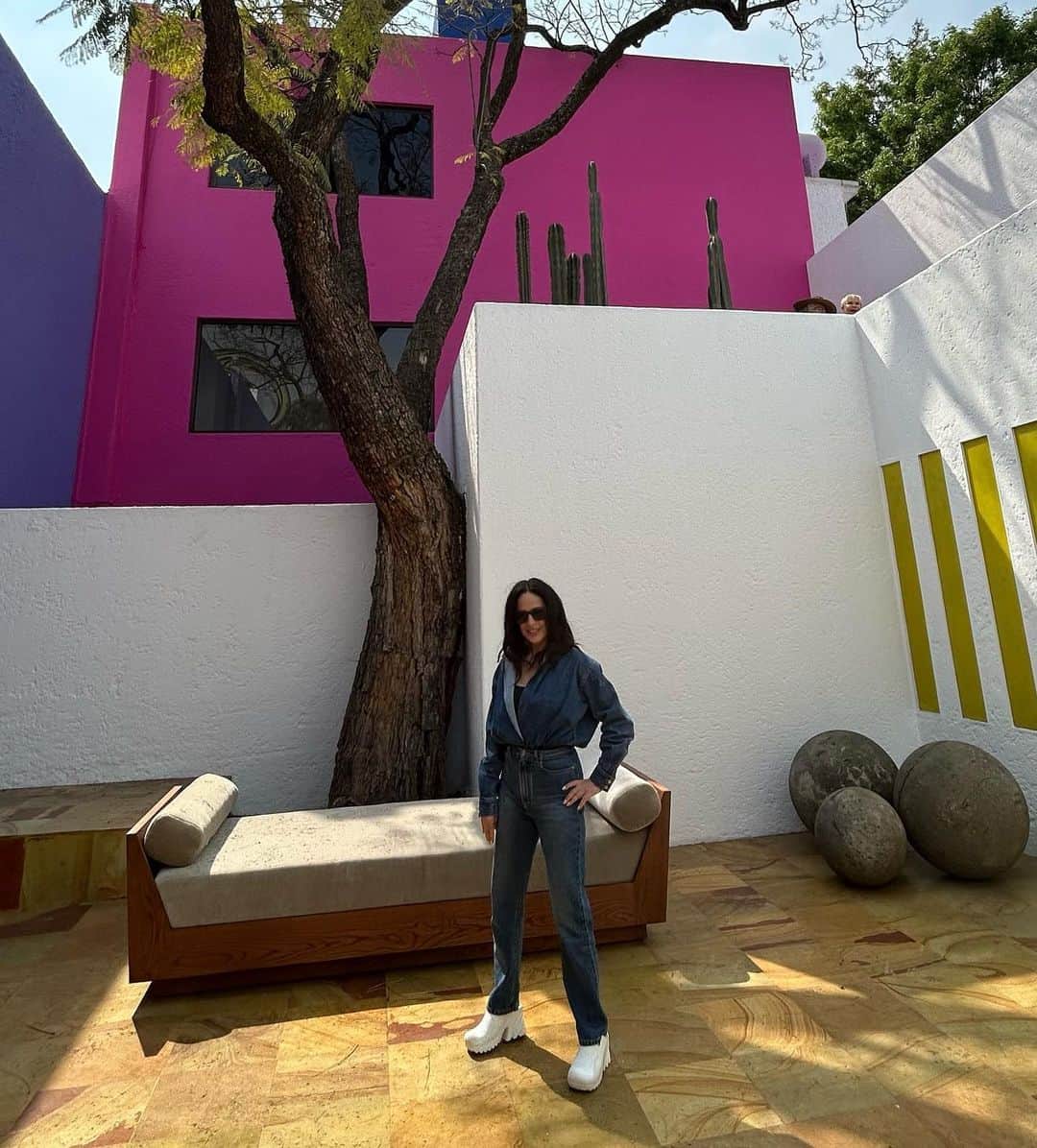 ジル・スチュアートのインスタグラム：「Fantastical imagination… Luis Barragán pink modernist masterpiece house 1970s  #casagiraldi」