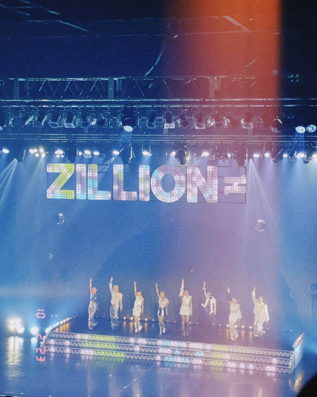 ルナのインスタグラム：「ZILLION SHOW CASE LIVE "BILLION"   初のワンマンライブありがとうございました。 これからもずっとこの景色を見続けていきたいです。  ありがとう💞」