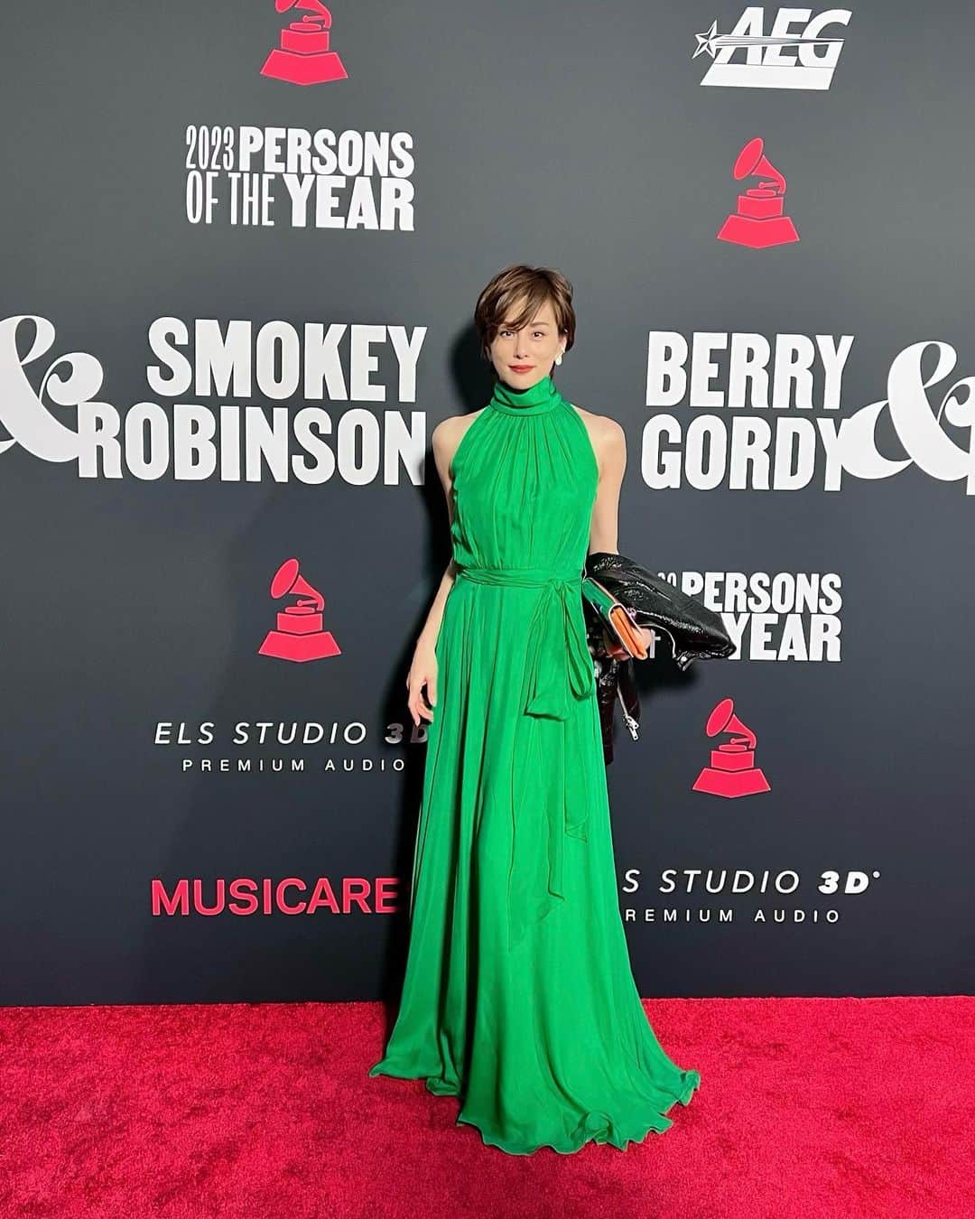 米倉涼子のインスタグラム：「MUSIC CARESにも参加してきました。音楽やそれに関わる人々を支える為に沢山の寄付が集まっています。 私も今年も何かの思い出にとオークションへ参加したかったけど、やり方がさっぱりわからなかった…🥹  Participated in Music Cares before the Grammy Awards.  At this event, all of the many tables are made up of donations.  @musicares  @recordingacademy  @carolinaherrera  @rogervivier  #donation」