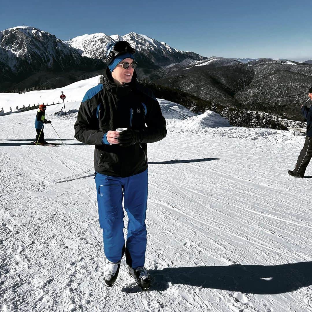 フローリン・ガルドシュのインスタグラム：「Din nou pe schiuri, dupa aproape 14 ani 😃⛷️ #ski #azuga」