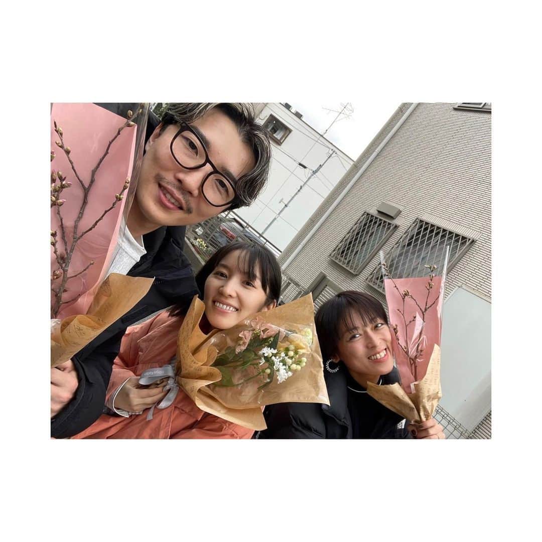 徳永えりのインスタグラム：「... 愛情深い友人たちとの幸せな時間☺️ お花あげたら、お花もらった💐  今日はあたたかいですね😌 皆さまもどうか、健やかで🌱」