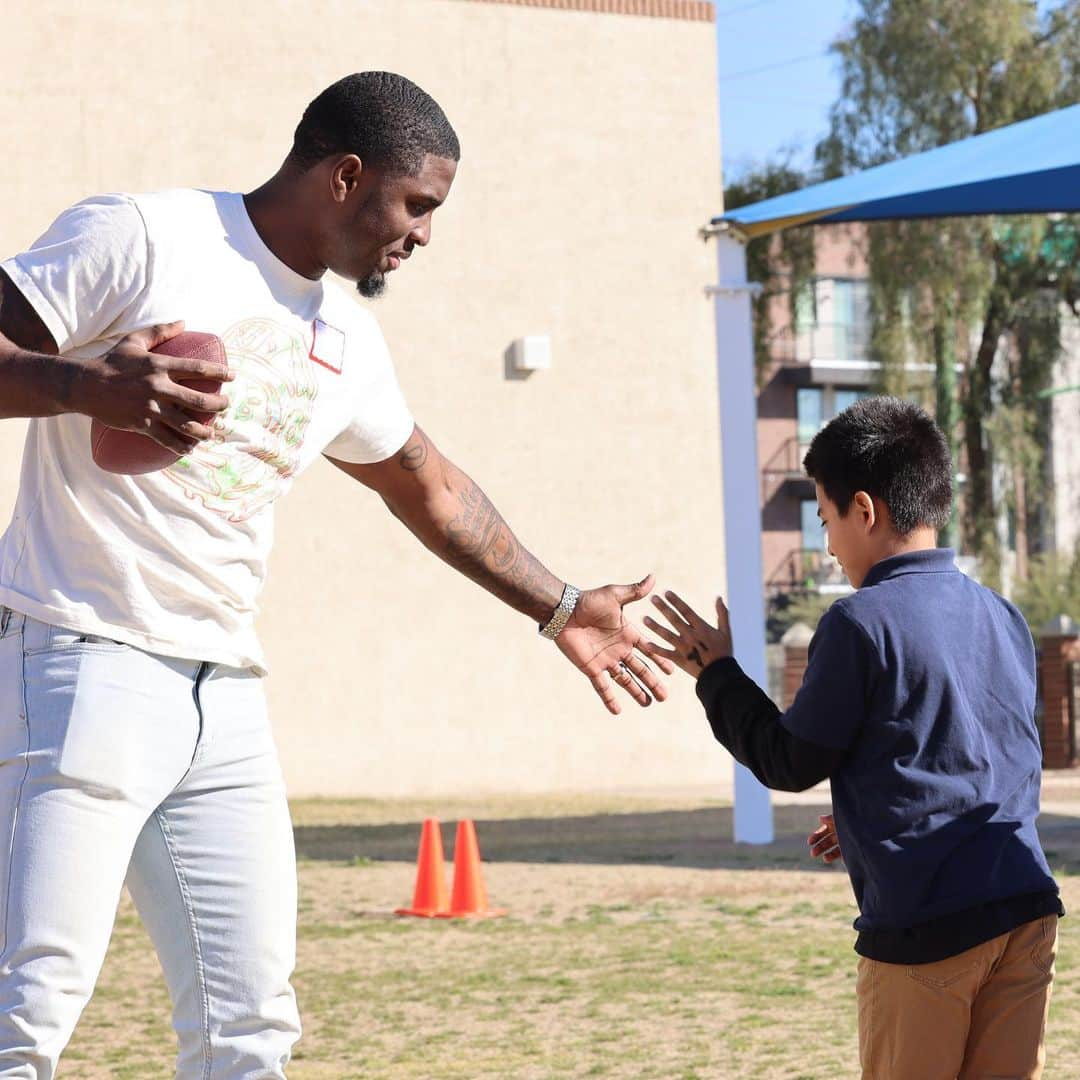 ラクォン・トレッドウェルのインスタグラム：「It’s a blessing to be a blessings. Impacting the youth one Kid at a Kid . Thank you @nflpa and Paul Laurence Dunbar Elementary School for having me.」