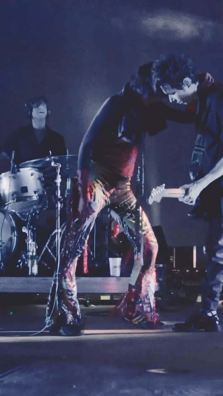 ヤー・ヤー・ヤーズのインスタグラム：「Tickets for YYYs headline shows for spring + summer in the US and EU are on sale now 💖⚡」