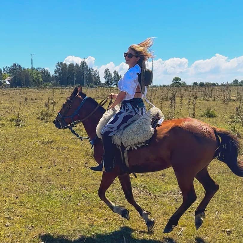 キャサリン・ウィニックのインスタグラム：「Gracias Uruguay por tu mágica energía! 🇺🇾💙」