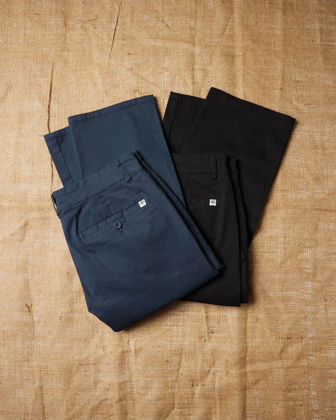ハンテンのインスタグラム：「Laid-back, casual style that's fit for everyday wear. Our Trent pants feature a straight-leg, modern design and comfortable yarn dye feel.   Tap the link in bio to shop.   #HangTen #FollowTheFeet」