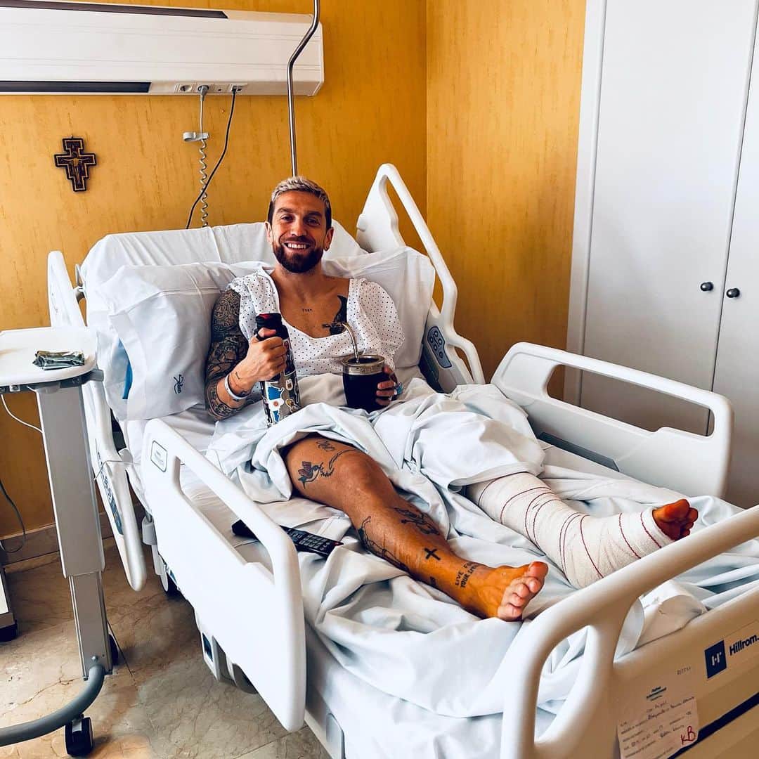 アレハンドロ・ゴメスのインスタグラム：「Gracias por los mensajes ! Son los mejores ❤️ la operación salió bien 😀💪🏼」